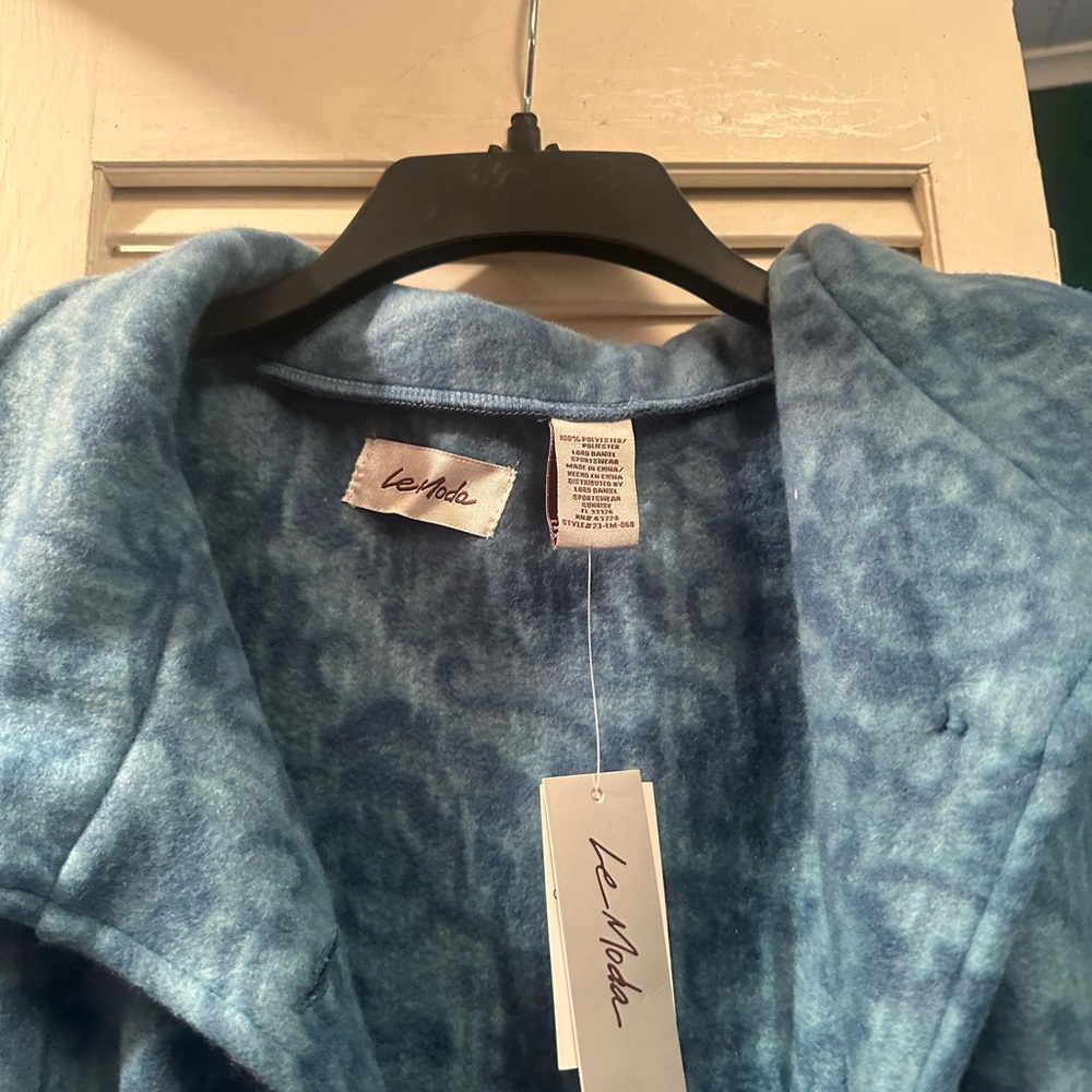 Blue Cape - Picture 3 of 3
